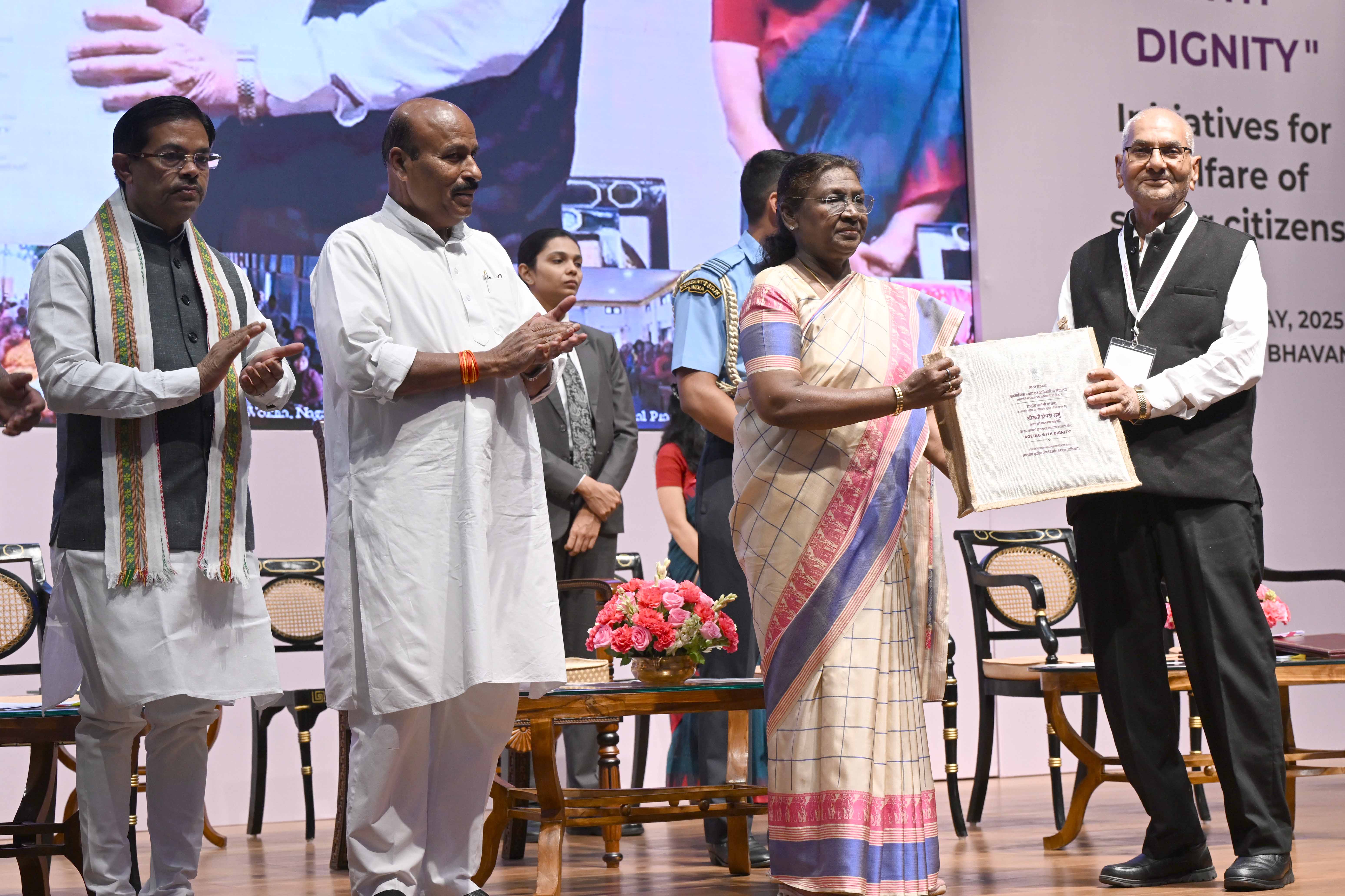 राष्ट्रपति ने वरिष्ठ नागरिकों के कल्याण के लिए 'बुजुर्गों का सम्मान' पहल पर एक कार्यक्रम की शोभा बढ़ाई