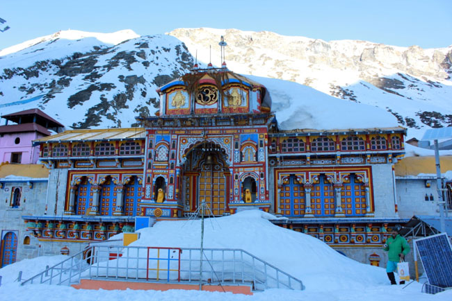 Badrinath: गेंदे के फूलों से सजा बद्रीनाथ धाम, कल पूरे विधान के साथ खोला जाएगा कपाट