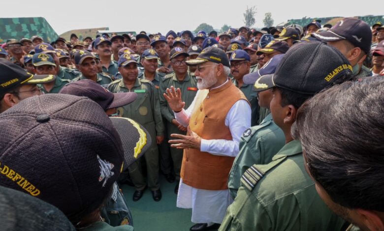 पंजाब के आदमपुर एयरबेस पहुंच सेना के जवानों से मिले पीएम नरेंद्र मोदी