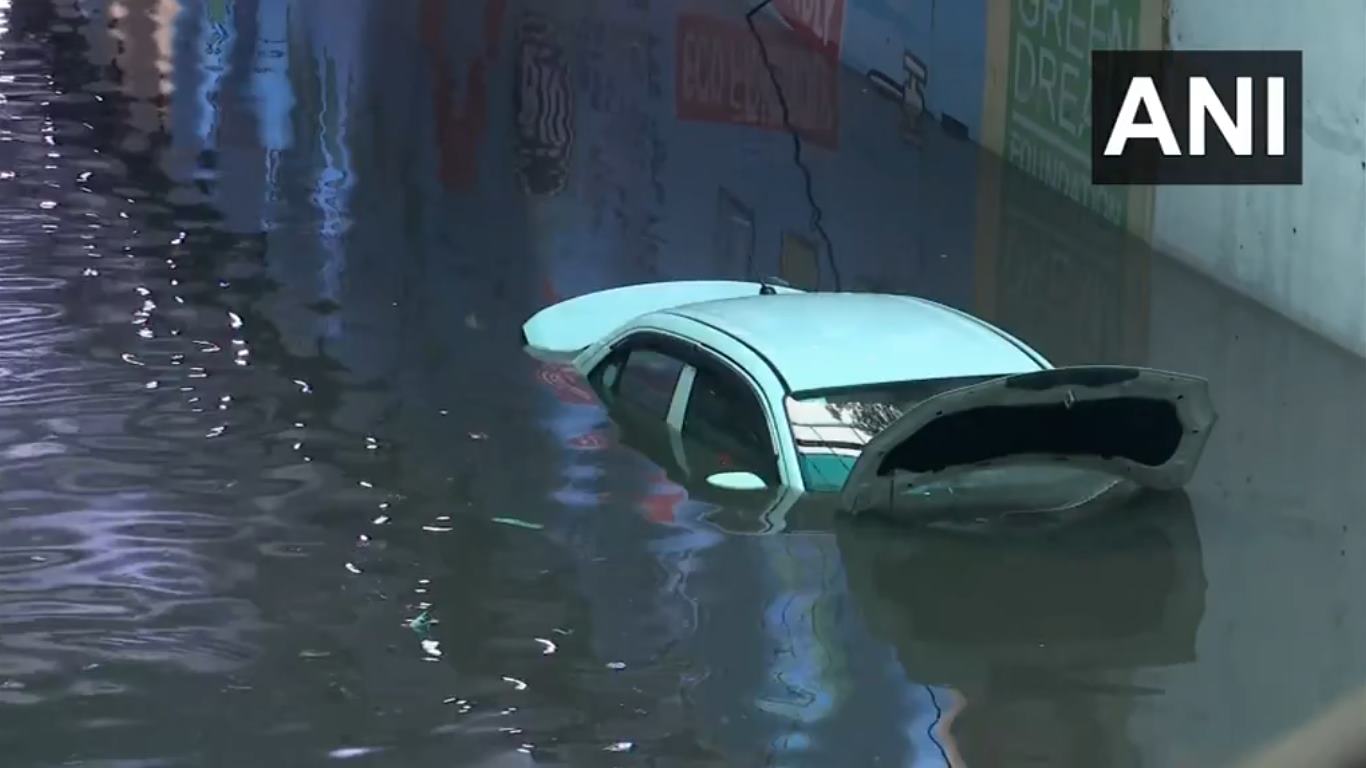 दिल्ली में भारी बारिश का कहर, जलभराव, ट्रैफिक जाम, रेल और विमान सेवा प्रभावित