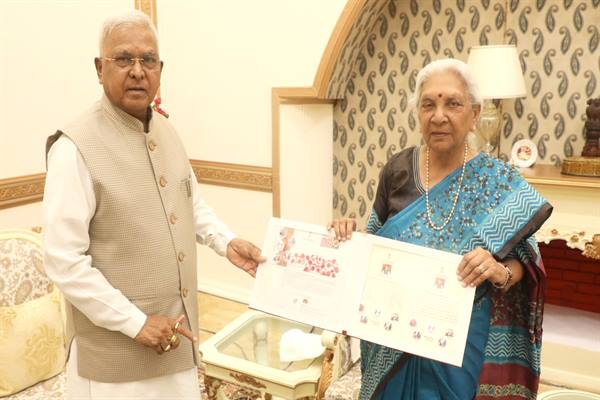 राज्यपाल मंगुभाई पटेल से उत्तरप्रदेश की राज्यपाल आनंदीबेन पटेल की सौजन्य भेंट