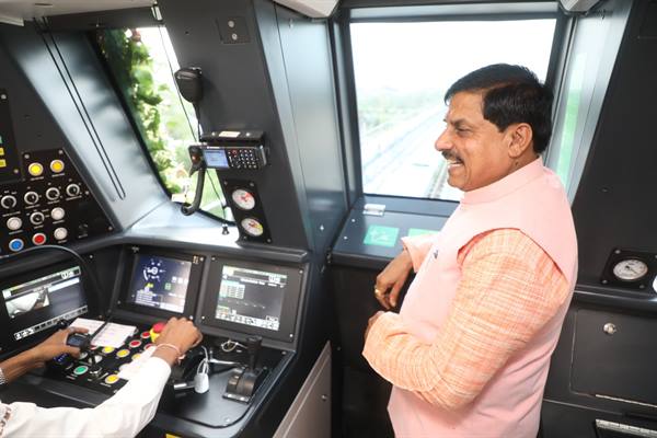 मुख्यमंत्री डॉ. यादव ने किया नव-उद्घाटित इंदौर मेट्रो ट्रेन का निरीक्षण