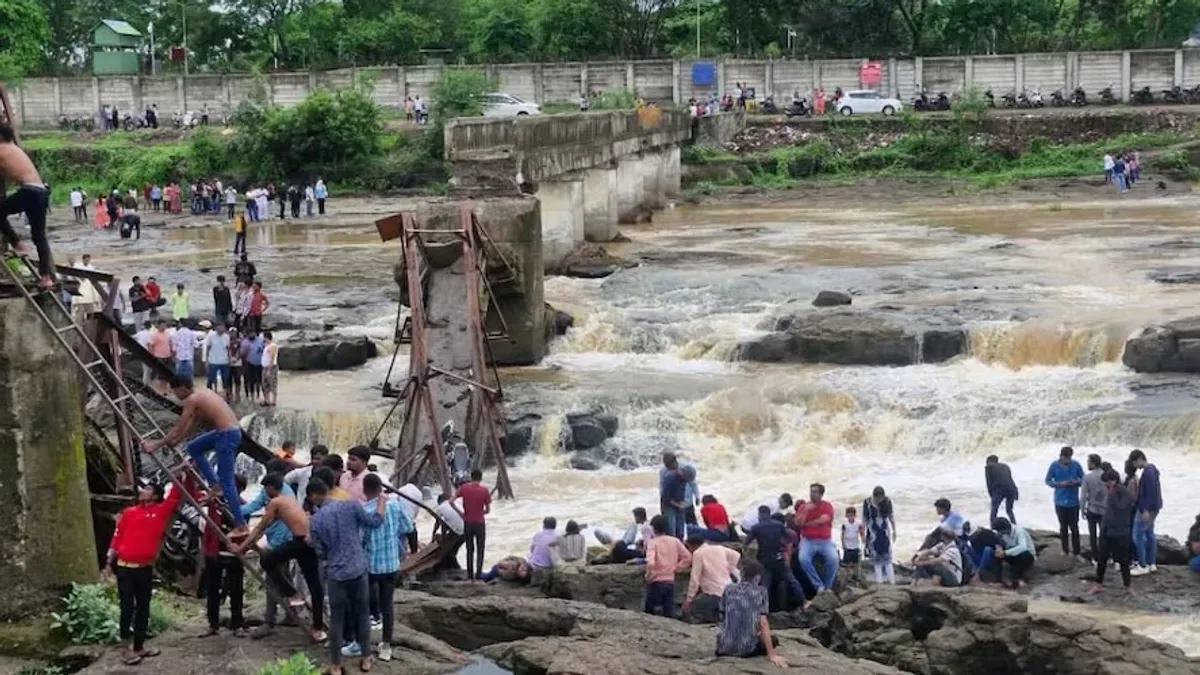 Breaking News : पुणे के तलेगांव में बड़ा हादसा, पुल टूटने से 20-25 टूरिस्ट बहे, 5 की मौत