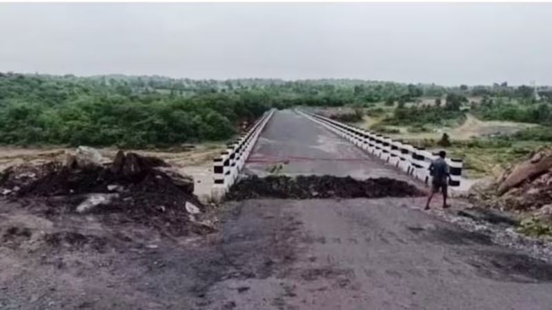 पहली बारिश में ही खुल गई भ्रष्ट निर्माण की पोल, &lsquo;फीता कटने&rsquo; से पहले ही ढह गया 6 करोड़ का पुल