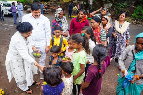    जब मुख्यमंत्री डॉ. यादव ने बारिआम गांव की महिलाओं से खरीदे आम