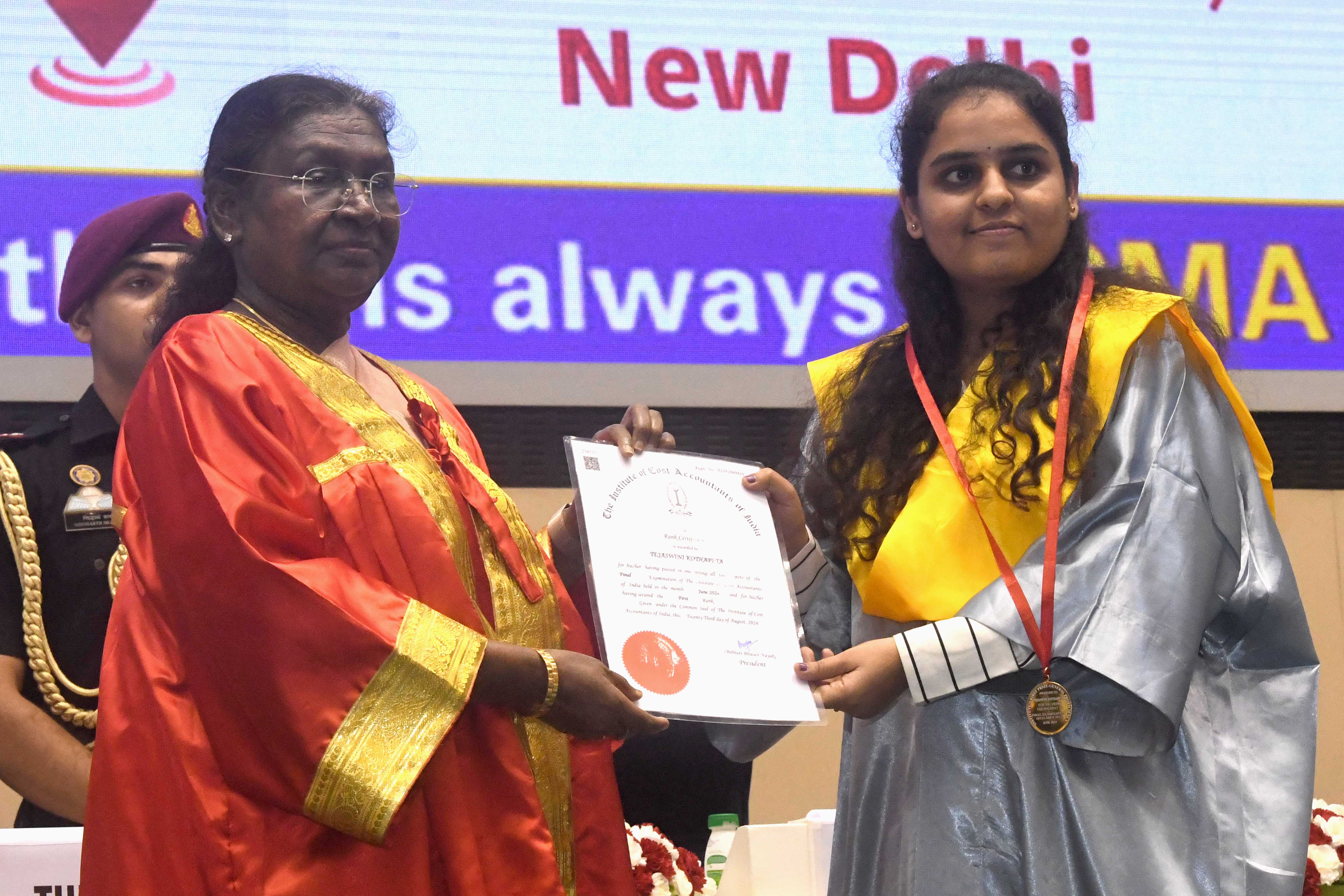 राष्ट्रपति ने भारतीय लागत लेखाकार संस्थान के राष्ट्रीय छात्र दीक्षांत समारोह में भाग लिया