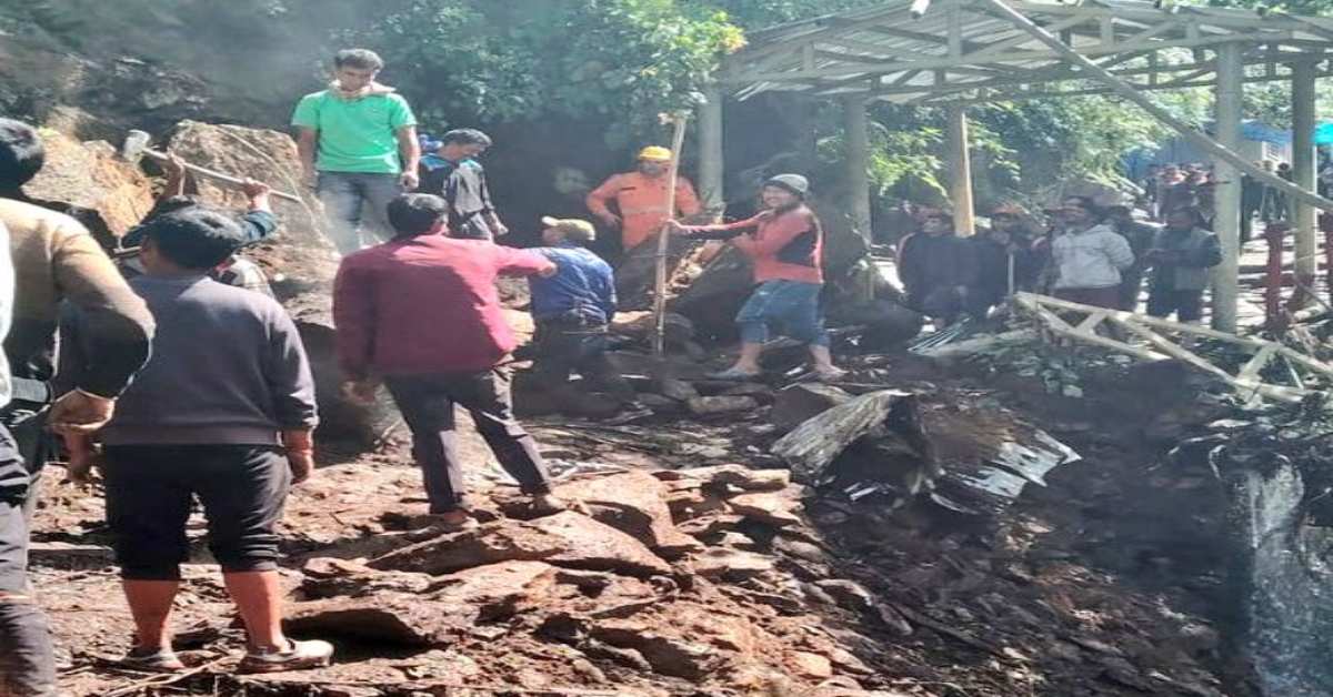 गौरीकुंड के आगे बोल्डर और मलबा गिरने से रास्ता बाधित, पैदल मार्ग हुआ बंद, राहत कार्य जारी