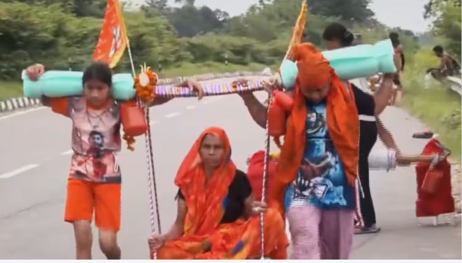 बहू हो तो ऐसी&hellip; सास को गंगा स्नान कराने खुद बनी श्रवण कुमार, कांवड़ पर बैठाकर की यात्रा, बेटी ने भी कंधे से कंधा मिलाकर दिया साथ