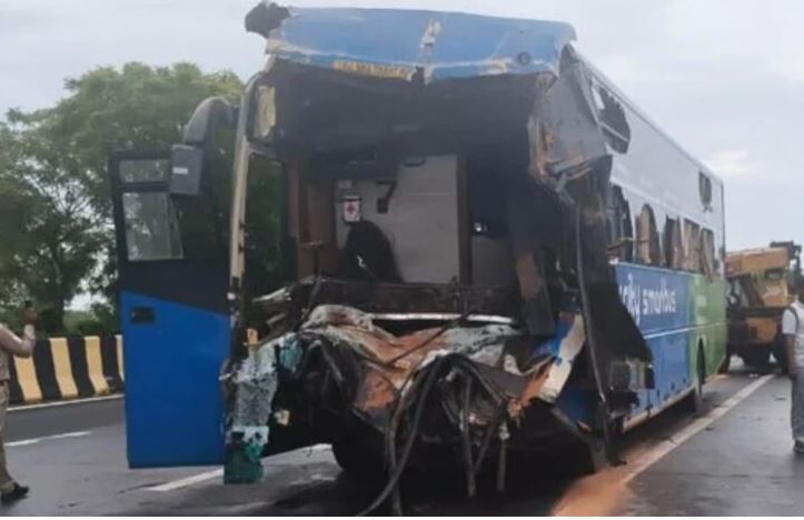 ट्रक से टकराई डबल डेकर बस&hellip;.2 की मौत, 30 घायल