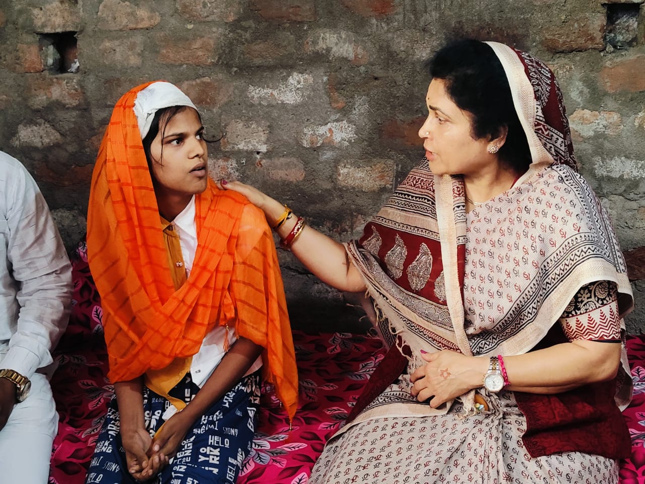 घायल छात्रा से मिलीं राज्यमंत्री गौर, अधिकारियों को हर संभव मदद करने के दिए निर्देश
