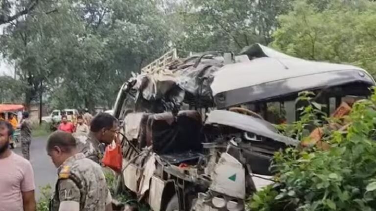 झारखंड के जमुनिया में ट्रक से टकराई कांवड़ियों से भरी बस, 18 की मौत