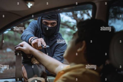 बीच सड़क में कार रुकवाकर चांदी व्यापारियों से लूट, 90 लाख का माल ले उड़े शातिर