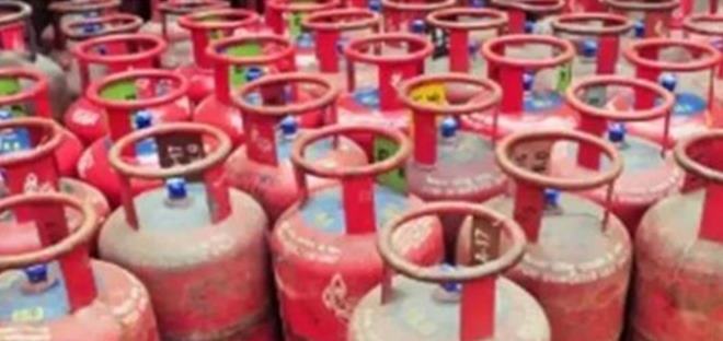  घरेलू गैस सिलेंडर के दाम में 250 रुपए की कटौती, कल से नये दर पर मिलेगा सिलेंडर