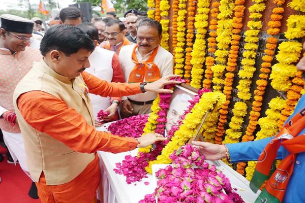 मुख्यमंत्री डॉ. यादव ने भारत रत्न एवं पूर्व प्रधानमंत्री स्व. वाजपेयी की पुण्यतिथि पर किया नमन