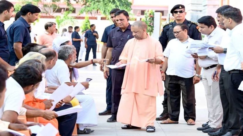 सीएम योगी ने सुनी लोगों की समस्याएं