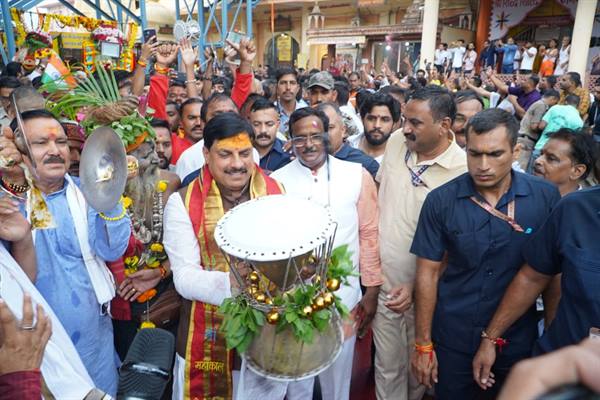उज्जैन नगर भ्रमण पर निकले राजाधिराज बाबा महाकाल... सीएम यादव ने बजाया डमरू