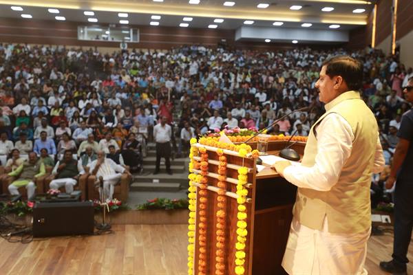 जागरूकता, सत्य की खोज और समाज को नई दिशा देने का उत्तरदायित्व है पत्रकारिता : डॉ. यादव