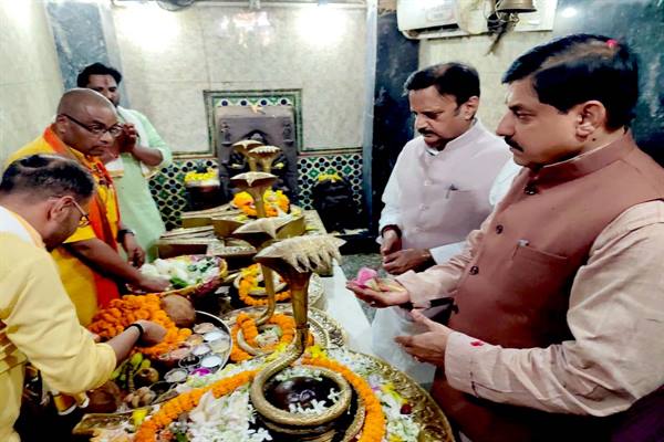 डॉ. यादव ने देवतालाब शिव मंदिर में भगवान शिव की पूजा अर्चना और रुद्राभिषेक किया