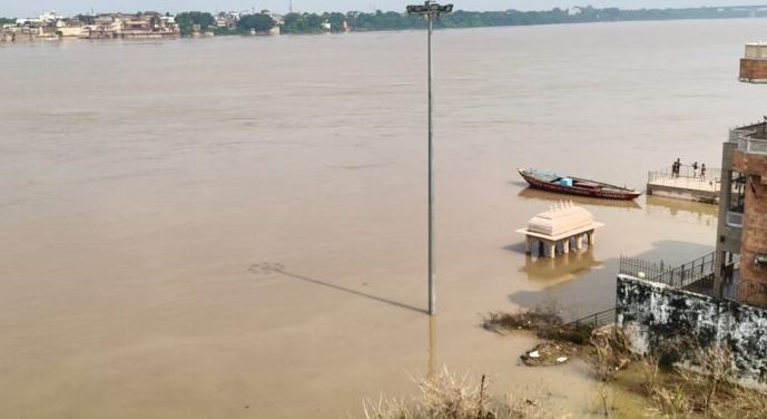 वाराणसी में बाढ़ का कहर गंगा का जलस्तर चेतावनी रेखा पार घाट जलमग्न मोहल्लों में घुसा पानी