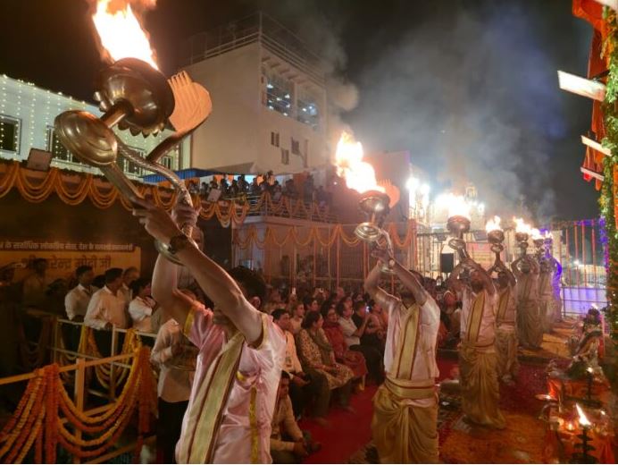 काशी की गंगा आरती से अभिभूत हुए मॉरीशस के पीएम रामगुलाम, भावविभोर होकर किए दर्शन