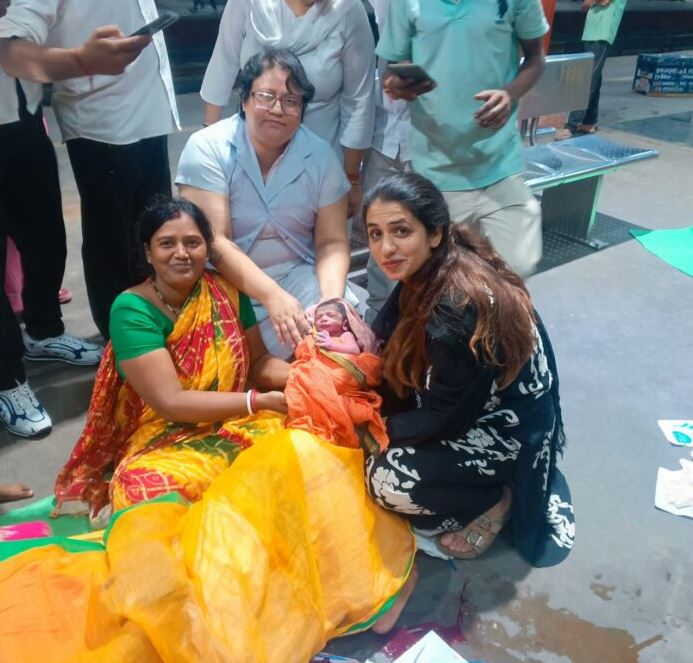 उत्तर रेलवे की मेडिकल टीम की त्वरित प्रतिक्रिया, पुरानी दिल्ली स्टेशन पर सुरक्षित प्रसव