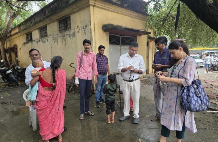  वाराणसी: बारिश की चुनौतियों में भी डॉक्टरों का समर्पण, बाल रोग विशेषज्ञों ने पेश की मिसाल