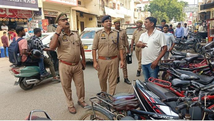 वाराणसी में &ldquo;नो पार्किंग, नो पॉलिटिक्स&rdquo;: कैंट पुलिस की सख्ती, माननीय पास वाले वाहन सीज