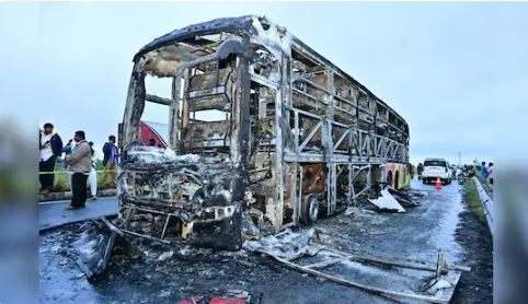 दर्दनाक हादसा &mdash; बेंगलुरु जा रही बस में लगी आग, 11 यात्रियों की मौत, कई घायल