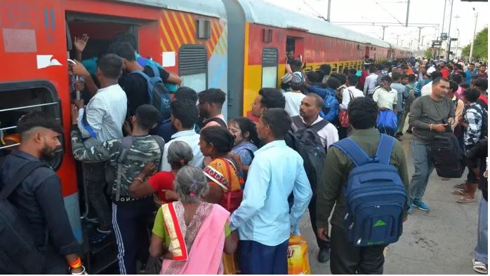 छठ पूजा पर रेलवे की सांस्कृतिक सौगात: स्टेशनों पर गूंजे छठ गीत, यात्रियों का भक्ति भाव से हुआ स्वागत