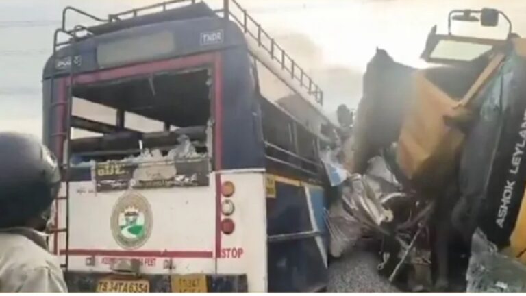 तेलंगाना में भीषण सड़क हादसा, ट्रक और बस की टक्कर में 19 की मौत