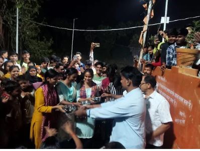 दीयों की रोशनी में नहाया निजामाबाद का शिवाला घाट रंगोली प्रतियोगिता भी हुई।