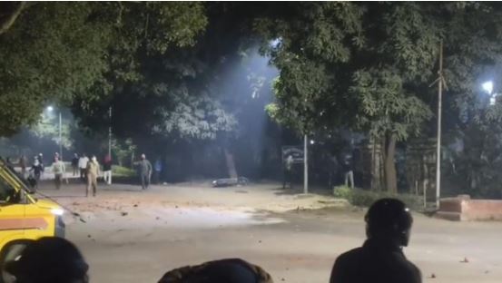 BHU में देर रात बवाल: छात्रों और प्रॉक्टोरियल बोर्ड आमने-सामने, पत्थरबाजी से थर्राया कैंपस, पुलिस फोर्स तैनात