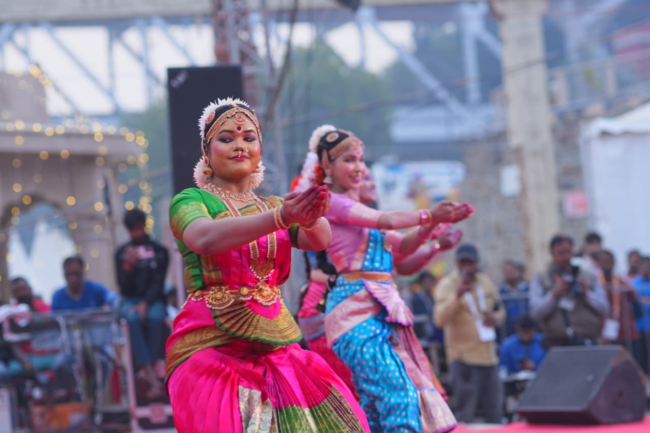  'डम डम डमरू बजावेला हमार जोगिया' गीत पर झूमे दर्शक, नमो घाट पर आयोजित हुआ सांस्कृतिक संध्या