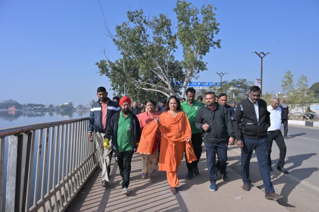 महापौर मीनल चौबे ने किया महाराजबंध तालाब सफाई अभियान का निरीक्षण