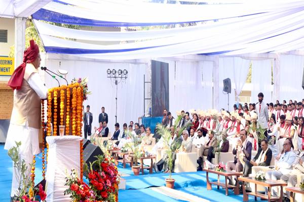 आईईएस विवि के दीक्षांत में शामिल हुए राज्यपाल... बोले सार्थक जीवन जीना ही महत्वपूर्ण