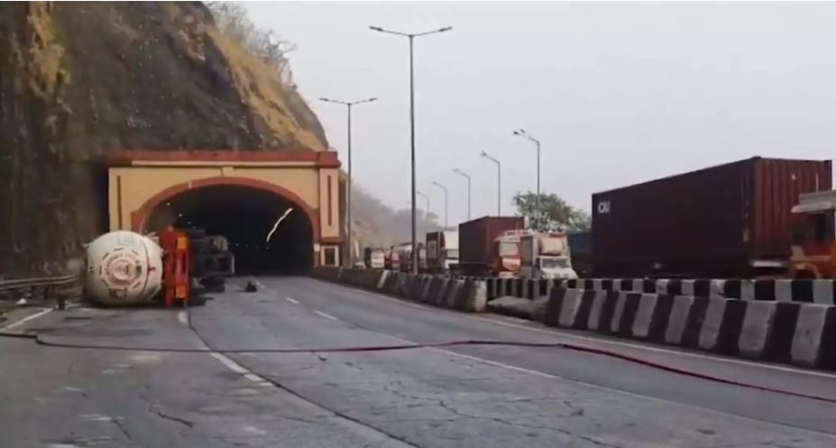 एक्सप्रेसवे पर गैस टैंकर दुर्घटनाग्रस्त, 12 घंटे से अधिक समय तक ट्रैफिक बंद
