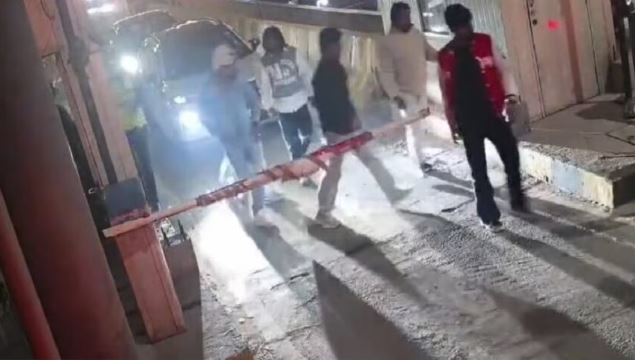 टोल प्लाजा पर गुंडागर्दी, टोल मांगने पर कर्मचारियों को लाठी-डंडों से पीटा, दो गंभीर घायल