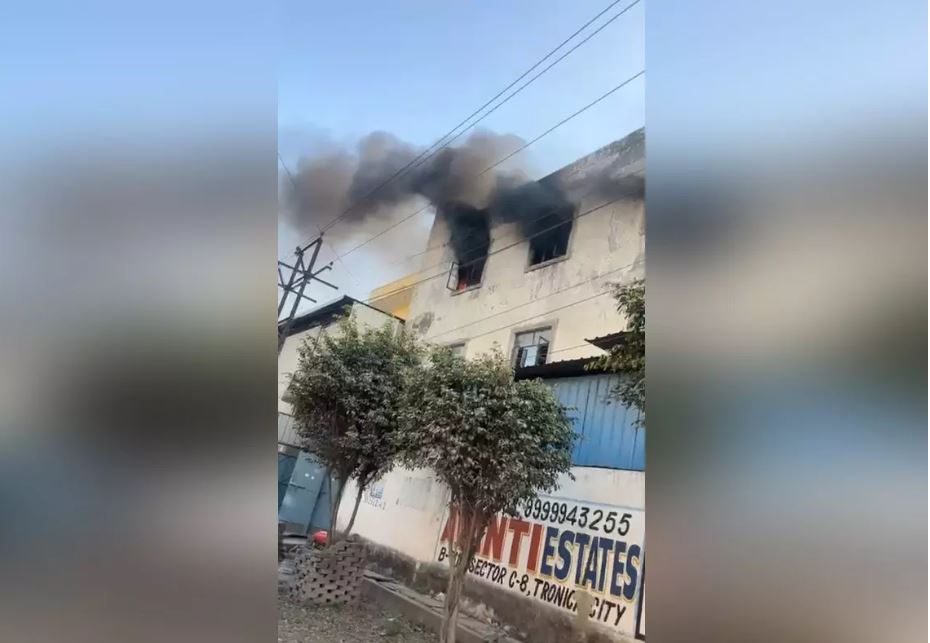 रेडीमेड गारमेंट फैक्ट्री में लगी भीषण आग, मचा हड़कंप