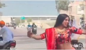 रायबरेली में दिखा रील का &lsquo;क्रेज&rsquo;, सड़क के बीचों-बीच महिला ने लगाए ऐसे ठुमके कि थम गई गाड़ियों की रफ्तार