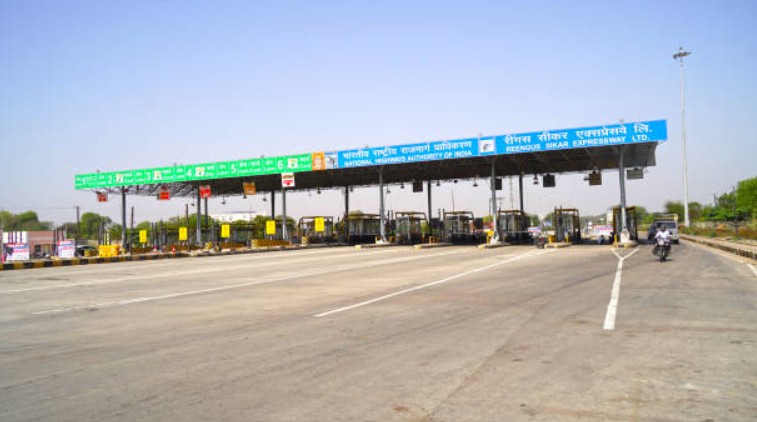 आगरा एक्सप्रेसवे पर टोल प्लाज़ा की गुंडागर्दी