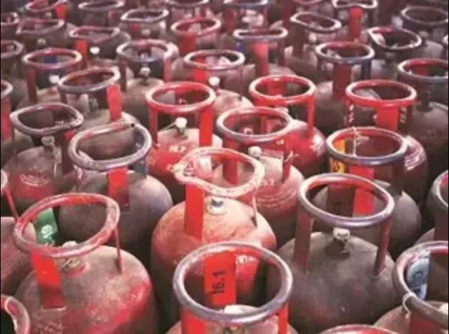 वाराणसी में गैस सिलेंडर की कालाबाजारी का खुलासा