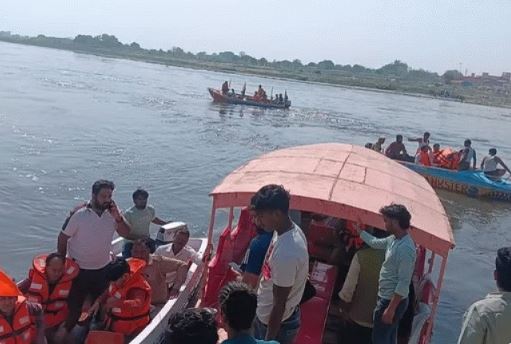 यमुना नाव हादसा अपडेट; मृतकों की संख्या बढ़ी, कई अभी भी लापता, दो गिरफ्तार