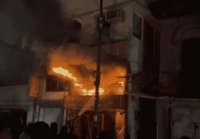 वाराणसी के होटल में आधी रात आग का तांडव, सोते हुए यात्रियों में मची अफरा-तफरी, 5 झुलसे