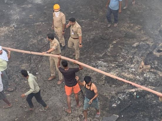 धमाकों के बीच उठीं लपटें: वाराणसी की मौर्या बस्ती में आग ने उजाड़ दी 20 गृहस्थियां