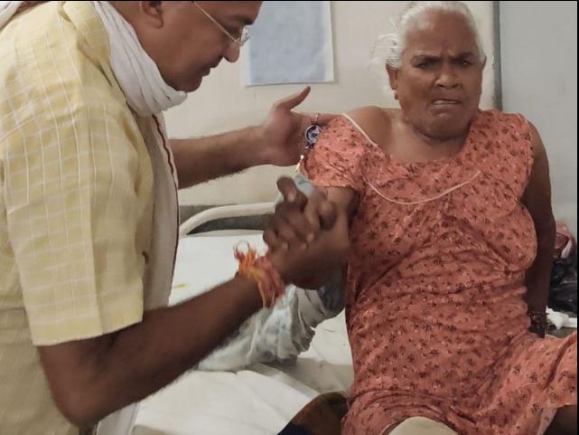 &lsquo;दुनिया में कितना ग़म है&hellip;&rsquo;: एक बूढ़ी मां की कहानी, जो दिल को चीर देती है