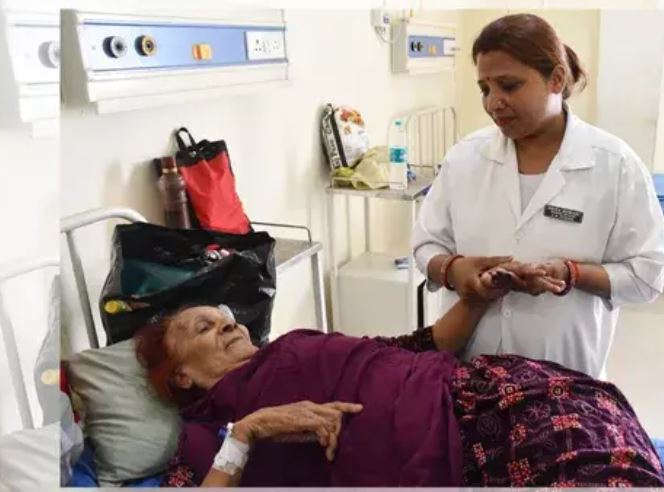मरीजों की सेवा में समर्पित GNM प्रिया कुमारी, बीमारी के बाद फिर लौटी ड्यूटी पर