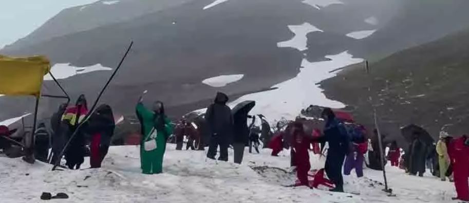 Himachal में अनोखी बर्फबारी से पर्यटक खुश