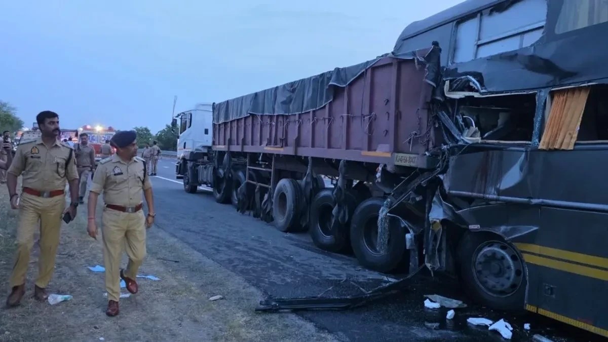 यमुना एक्सप्रेसवे पर भीषण हादसा : स्लीपर बस और ट्रेलर की टक्कर, 4 लोगों की मौत, 20-25 घायल