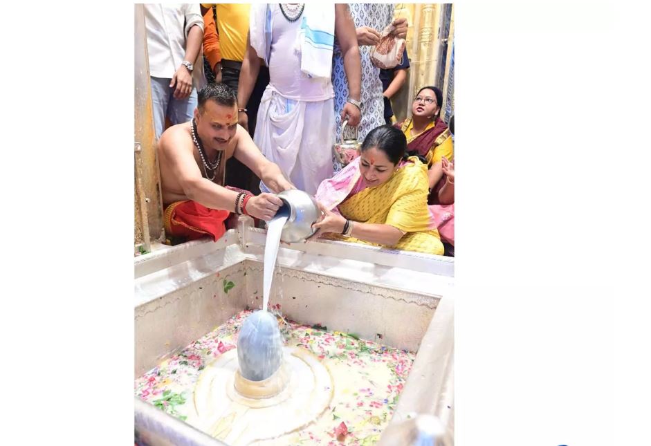 जन्मदिन पर काशी विश्वनाथ मंदिर पहुंचीं CM रेखा गुप्ता