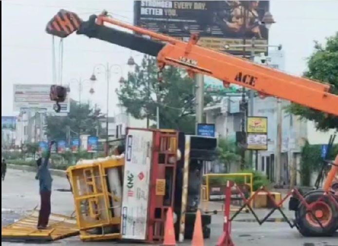 बरेली में 60 CNG सिलेंडरों से भरा ट्रक पलटा, गैस रिसाव और धमाकों जैसी आवाज से मची दहशत, बिजली काटकर बचाया गया बड़ा हादसा